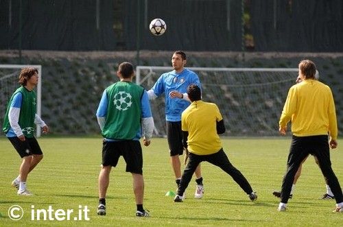 Mourinho: "E timpul ca Inter sa castige Liga Campionilor!" Vezi poze cu Chivu de la antrenament! FOTO_9