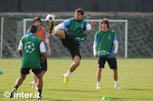 Mourinho: "E timpul ca Inter sa castige Liga Campionilor!" Vezi poze cu Chivu de la antrenament! FOTO_10