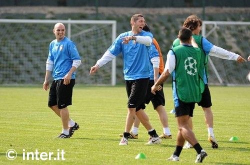 Mourinho: "E timpul ca Inter sa castige Liga Campionilor!" Vezi poze cu Chivu de la antrenament! FOTO_12