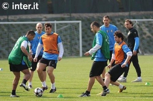Mourinho: "E timpul ca Inter sa castige Liga Campionilor!" Vezi poze cu Chivu de la antrenament! FOTO_13