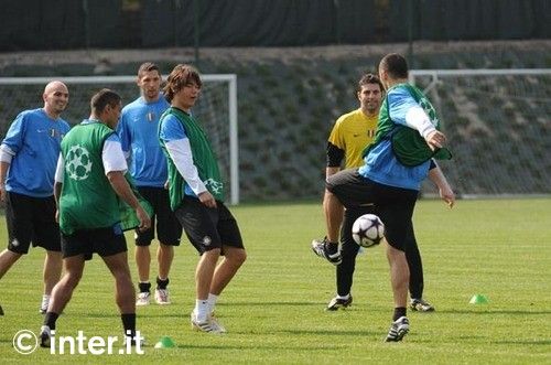 Mourinho: "E timpul ca Inter sa castige Liga Campionilor!" Vezi poze cu Chivu de la antrenament! FOTO_23