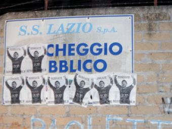 SUPER FOTO / Se urasc de moarte! Fanii Romei au lipit poze cu Totti pe zidul centrului sportiv Lazio!