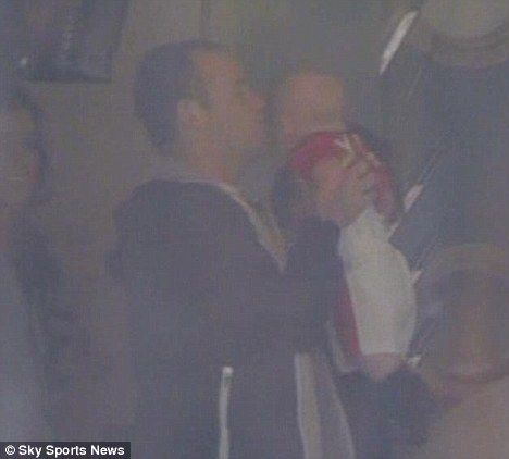 FOTO! Rooney si-a adus baietelul de doar 6 luni la meci! L-a imbracat intr-un tricou cu "TATI" pe spate :))_2