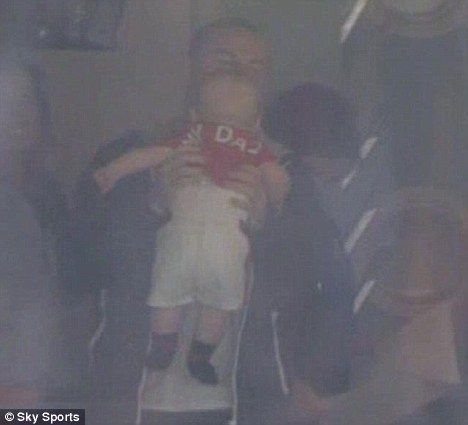 FOTO! Rooney si-a adus baietelul de doar 6 luni la meci! L-a imbracat intr-un tricou cu "TATI" pe spate :))_3