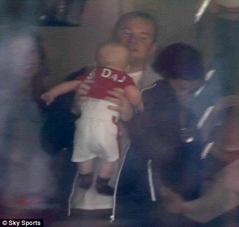 FOTO! Rooney si-a adus baietelul de doar 6 luni la meci! L-a imbracat intr-un tricou cu "TATI" pe spate :))_4