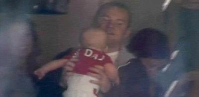 FOTO! Rooney si-a adus baietelul de doar 6 luni la meci! L-a imbracat intr-un tricou cu "TATI" pe spate :))_1