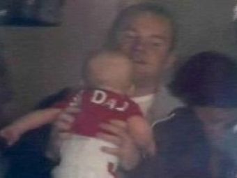 FOTO! Rooney si-a adus baietelul de doar 6 luni la meci! L-a imbracat intr-un tricou cu &quot;TATI&quot; pe spate :))