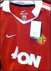 FOTO: Manchester United back to the future! Asa arata noile tricouri ale lui Rooney si Giggs!_3