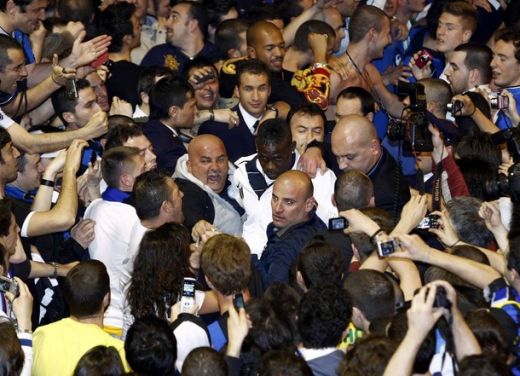 Chivu si Mourinho, eroi nationali in Italia! Vezi cum au fost primiti de 5000 de suporteri la aeroport!_8