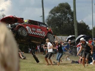 VIDEO! Accident HORROR la curse! O masina s-a facut PRAF peste spectatori!_2