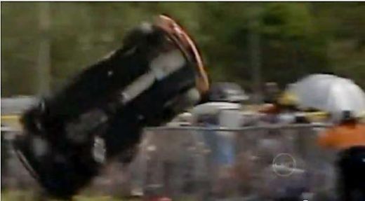 VIDEO! Accident HORROR la curse! O masina s-a facut PRAF peste spectatori!_4