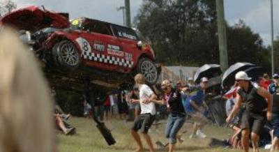VIDEO! Accident HORROR la curse! O masina s-a facut PRAF peste spectatori!_1