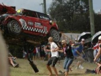 VIDEO! Accident HORROR la curse! O masina s-a facut PRAF peste spectatori!