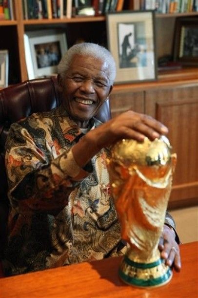 INVICTUS! Nelson Mandela s-a pozat cu trofeul mondial!_2