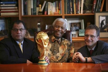 INVICTUS! Nelson Mandela s-a pozat cu trofeul mondial!_3