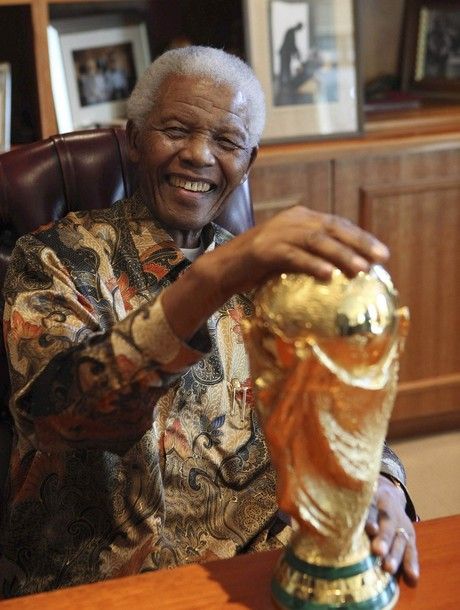 INVICTUS! Nelson Mandela s-a pozat cu trofeul mondial!_4