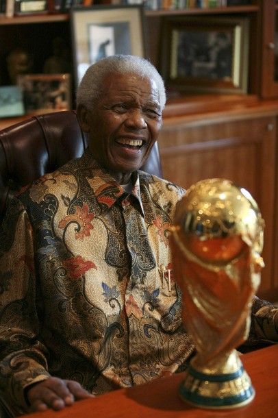 INVICTUS! Nelson Mandela s-a pozat cu trofeul mondial!_5