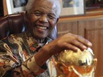 INVICTUS! Nelson Mandela s-a pozat cu trofeul mondial!