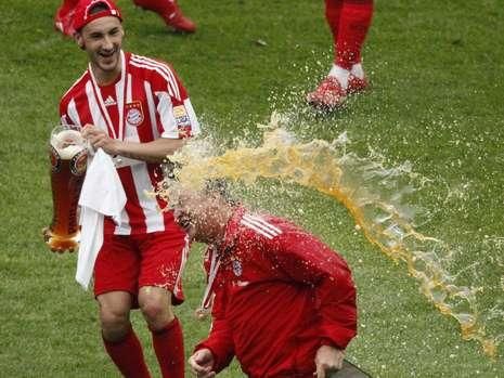 Luis Van Gaal, inecat in valuri de bere de jucatori! Cum a sarbatorit Bayern Munchen castigarea titlului! FOTO_2