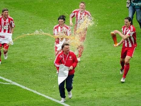 Luis Van Gaal, inecat in valuri de bere de jucatori! Cum a sarbatorit Bayern Munchen castigarea titlului! FOTO_3