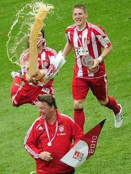 Luis Van Gaal, inecat in valuri de bere de jucatori! Cum a sarbatorit Bayern Munchen castigarea titlului! FOTO_4