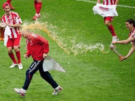 Luis Van Gaal, inecat in valuri de bere de jucatori! Cum a sarbatorit Bayern Munchen castigarea titlului! FOTO_5