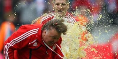Luis Van Gaal, inecat in valuri de bere de jucatori! Cum a sarbatorit Bayern Munchen castigarea titlului! FOTO_6