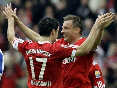 Luis Van Gaal, inecat in valuri de bere de jucatori! Cum a sarbatorit Bayern Munchen castigarea titlului! FOTO_8