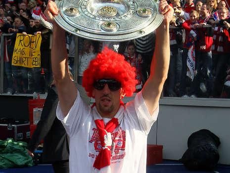 Luis Van Gaal, inecat in valuri de bere de jucatori! Cum a sarbatorit Bayern Munchen castigarea titlului! FOTO_9