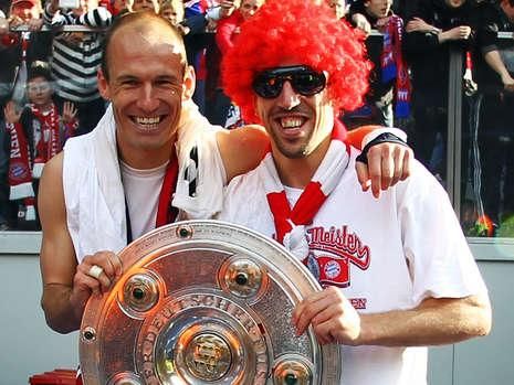 Luis Van Gaal, inecat in valuri de bere de jucatori! Cum a sarbatorit Bayern Munchen castigarea titlului! FOTO_10