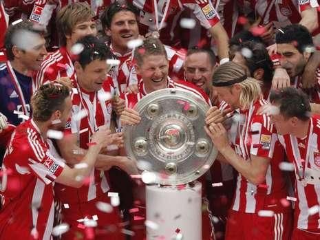 Luis Van Gaal, inecat in valuri de bere de jucatori! Cum a sarbatorit Bayern Munchen castigarea titlului! FOTO_12