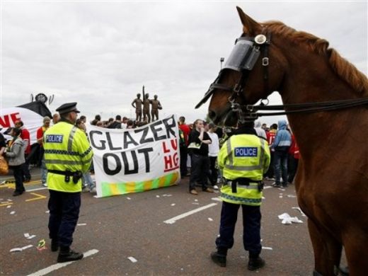 Batai pe strazile din Manchester! Cum si-au dat pumni fanii lui United cu politia! FOTO_5