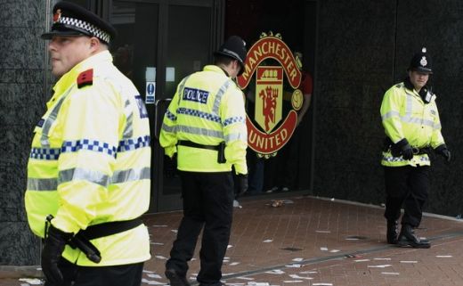 Batai pe strazile din Manchester! Cum si-au dat pumni fanii lui United cu politia! FOTO_9