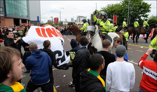 Batai pe strazile din Manchester! Cum si-au dat pumni fanii lui United cu politia! FOTO_12