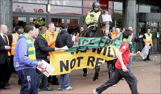 Batai pe strazile din Manchester! Cum si-au dat pumni fanii lui United cu politia! FOTO_13