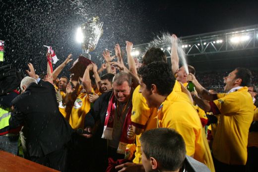 VIDEO Cadu a ridicat Cupa! Fiesta la Cluj, CFR campioana Ligii I in 2010!_8