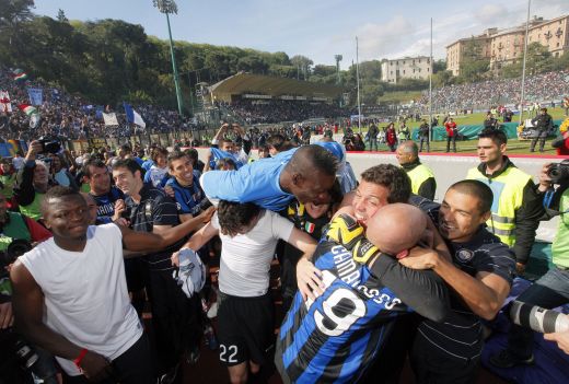 SUPER VIDEO Chivu a ridicat trofeul! Vezi premierea lui Inter!_5
