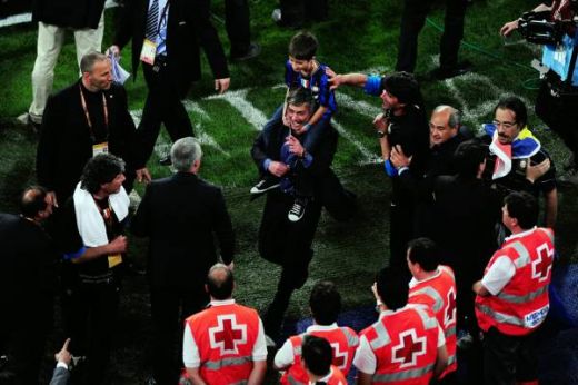 SUPER FOTO / Mourinho a plans ca un copil dupa ce a castigat Liga: "Mi-am terminat munca la Inter!"_25