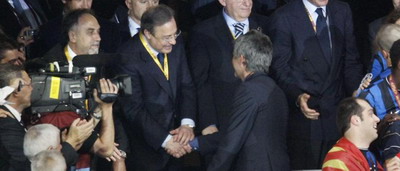 Imaginea zilei: Florentino si Mourinho si-au dat mana! Vezi ce melodie i-au dedicat fanii:_1