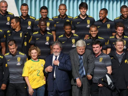 VIDEO / Brazilienii s-au intalnit cu presedintele inainte de plecarea spre Africa de Sud! Vezi cu cine joaca amicale:_2