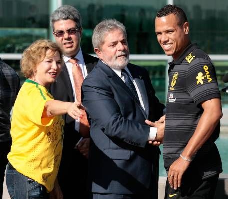VIDEO / Brazilienii s-au intalnit cu presedintele inainte de plecarea spre Africa de Sud! Vezi cu cine joaca amicale:_9