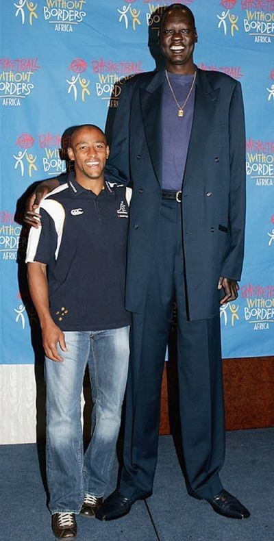 Cel mai inalt jucator din istoria NBA! Are 231 cm, cat Ghita Muresan! FOTO:_7