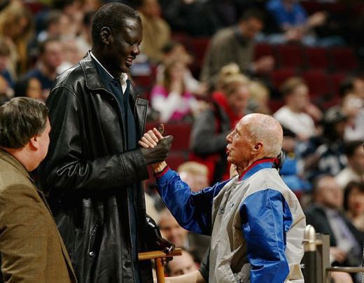Cel mai inalt jucator din istoria NBA! Are 231 cm, cat Ghita Muresan! FOTO:_12