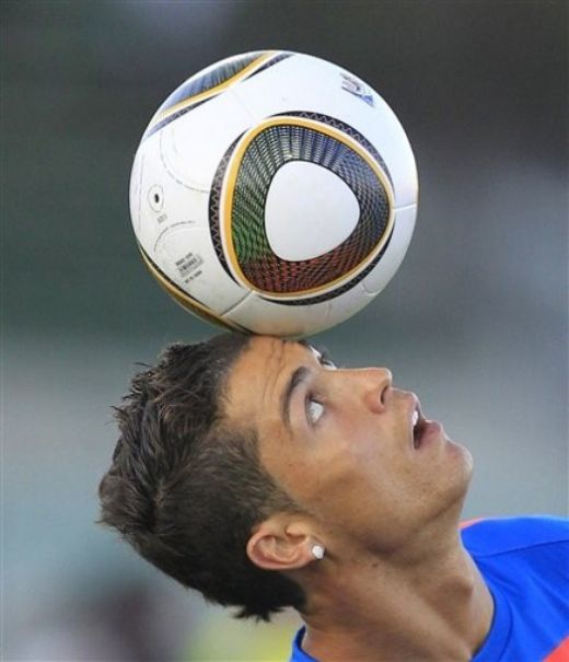 FOTO si VIDEO: Au venit cu totii sa-l vada pe Ronaldo! Nebunie la antrenamentul Portugaliei!_24