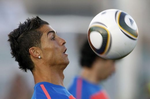 FOTO si VIDEO: Au venit cu totii sa-l vada pe Ronaldo! Nebunie la antrenamentul Portugaliei!_28
