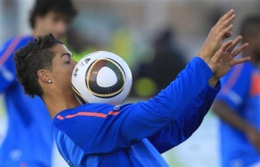 FOTO si VIDEO: Au venit cu totii sa-l vada pe Ronaldo! Nebunie la antrenamentul Portugaliei!_35