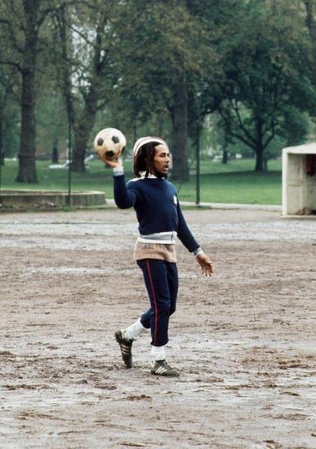FOTO: SUPER imagini cu Bob Marley la fotbal!_1