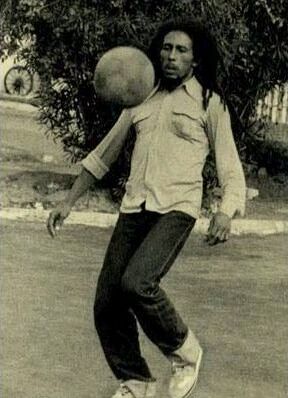 FOTO: SUPER imagini cu Bob Marley la fotbal!_8