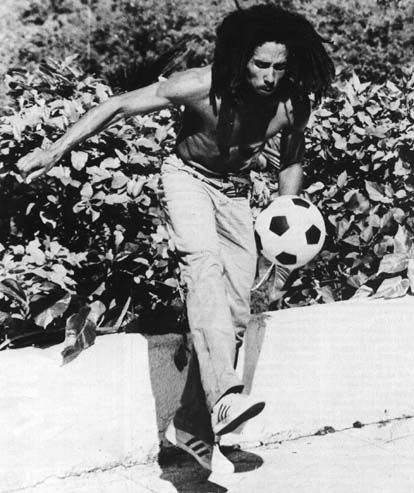 FOTO: SUPER imagini cu Bob Marley la fotbal!_11