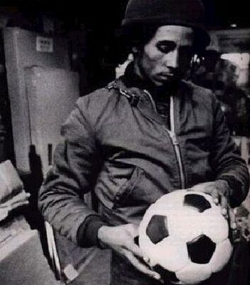FOTO: SUPER imagini cu Bob Marley la fotbal!_13
